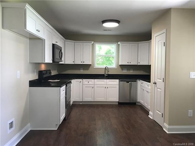 Beautiful white shaker cabinets with soft close hi