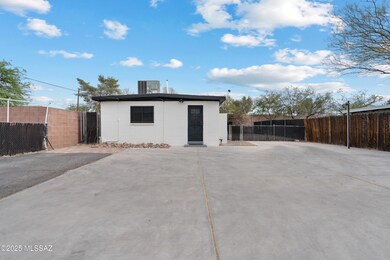 2844 E Edison-28