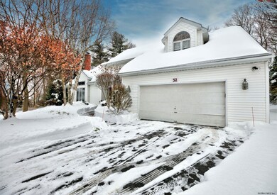 32 Chestnut Ln, Schenectady, NY 12309 - photo 2