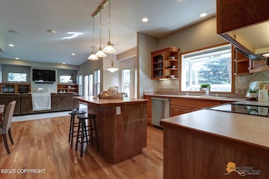 BEAUTIFUL, OPEN KITCHEN