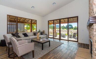 006_Living Room