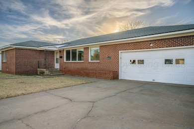 2413 N Mary-Ellen St, Pampa, TX 79065 - photo 4