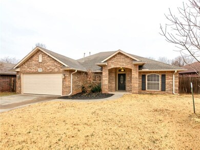 605 Gyrfalcon Dr, Norman, OK 73072 - photo 2