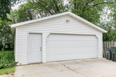Huge 2.5 car garage