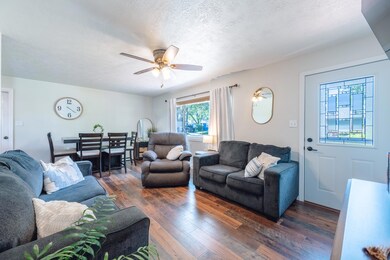 915 Maplecrest Drive 5 Livingroom