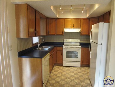 3615 SW Eveningside Dr, Topeka, KS 66614 - photo 5