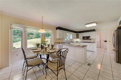 Love the easy breezy eat in kitchen