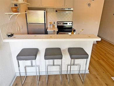 Kitchen featuring stainless steel appliances, und