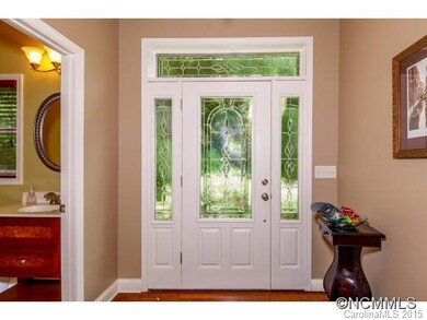 Foyer w/powder room left