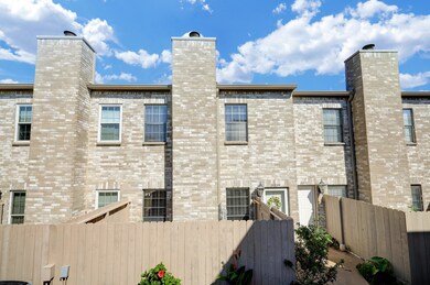 This 2 bedroom, 2.5 bath home is conveniently loca