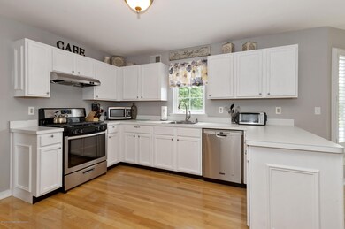 04_10hunterCt_5_Kitchen_HiRes