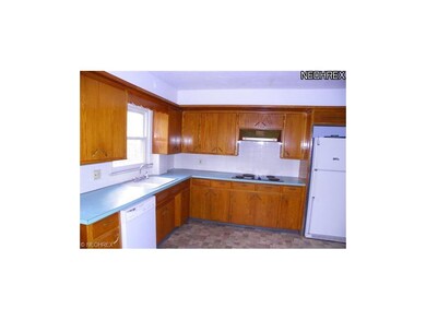 Spacious eat-in kitchen w/ built-in benches, updat