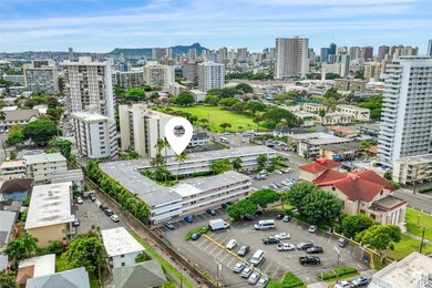 2 blocks from Punahou, great access to H-1, short