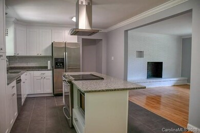 Kitchen Photo 2