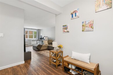 Lindenwood Village Section C unit 1F, Howard Beach, NY 11414 - photo 3