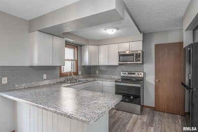 2128 E 38th St, Davenport, IA 52807 - photo 2