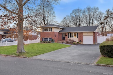 22 Niagara Ln, ComMacK, NY 11725 - photo 3