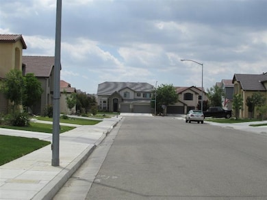 6853 E Princeton Ave, Fresno, CA 93727 - photo 4