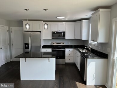 319 Chalcedony Dr, Martinsburg, WV 25404 - photo 5