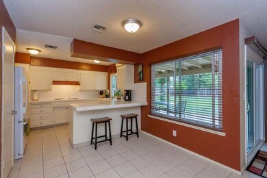 Dining area & breakfast bar