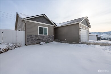 945 N Macaw Ave, East Wenatchee, WA 98802 - photo 2