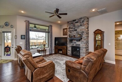 678 Greer Ave-17