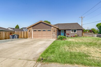 1380 Circle Wood Dr, Central Point, OR 97502 - photo 2