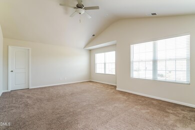 008-photo-primary-bedroom-11397598