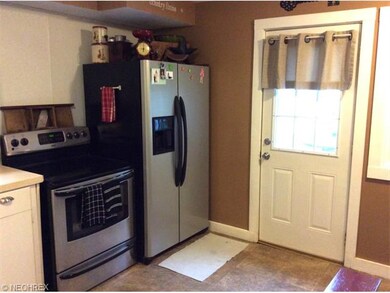 GREAT ACCESS TO THE PATIO & YARD AREA FROM THE KIT