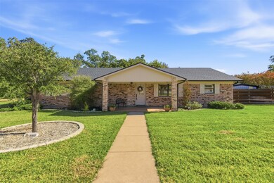 116 Cromeans St, Jacksboro, TX 76458 - photo 2