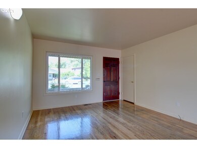921 W 11th St, the Dalles, OR 97058 - photo 3
