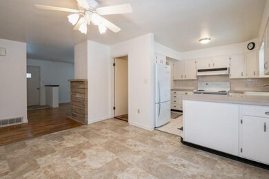 07_2766WGardenLane_92001_KitchenDining_L