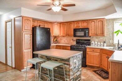 Applianced eat-in kitchen with a center island.
