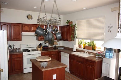 GOURMET KITCHEN