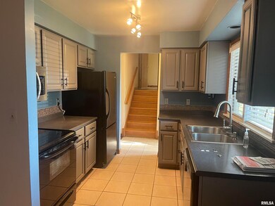 1527 14th St, Bettendorf, IA 52722 - photo 2