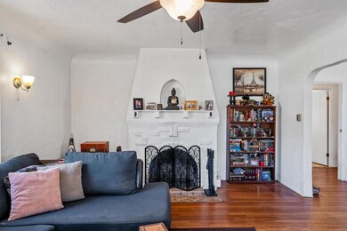 Living Room (3 of 34)