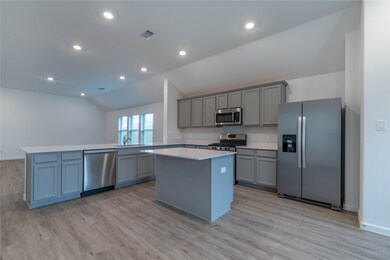 Nice Center Island for Prep Work Also Has Room for Bar Stools