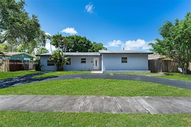 811 Evergreen Dr, West Palm Beach, FL 33403 - photo 2