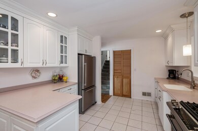 06_131CrestviewDr_177001_Kitchen_HiRes