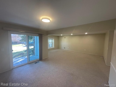 30975 Pointe of Woods Dr unit 4, Farmington Hills, MI 48334 - photo 2