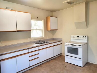 805 SW 4th St, Grants Pass, OR 97526 - photo 2