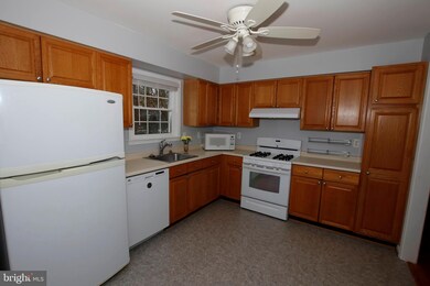 7913 Gambrill Ct, Springfield, VA 22153 - photo 4