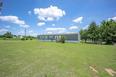 Manufactured / mobile home with entry steps