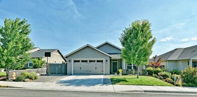 671 Nottingham Terrace, Eagle Point, OR 97524 - photo 2