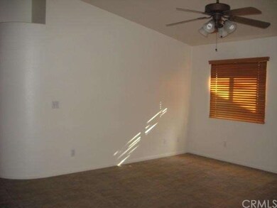 Lving room with vaulted ceilings, ceiling fan, bli