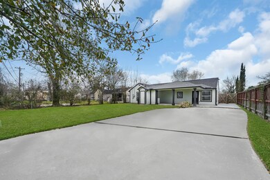 7651 Greendowns St, Houston, TX 77087 - photo 3