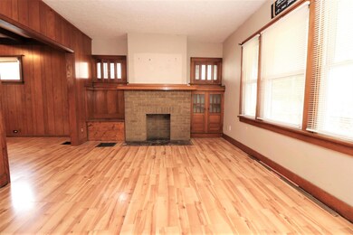 Living room w/laminate floors