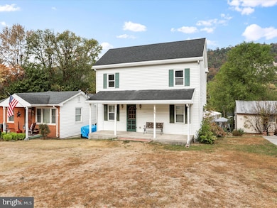 739 Harrison Ave, Berkeley Springs, WV 25411 - photo 4