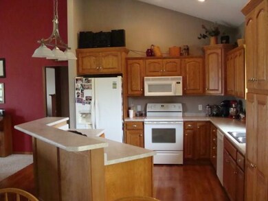 810 S 29th Ave E, Newton, IA 50208 - photo 2