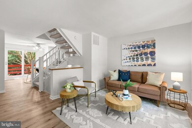 11027 Barton Hill Ct, Reston, VA 20191 - photo 3